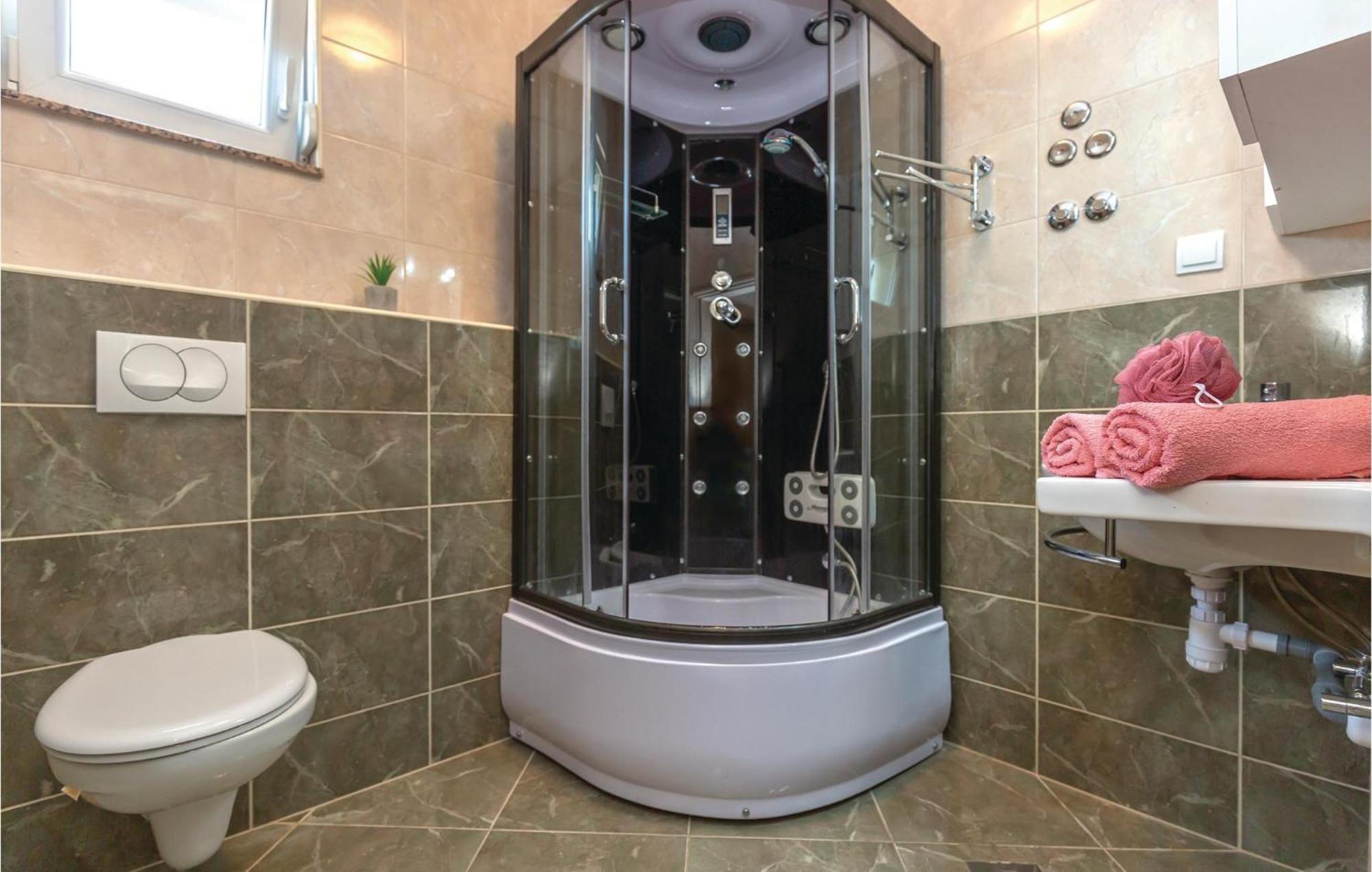 Gorgeous Apartment In Krvavica With Kitchen Ngoại thất bức ảnh