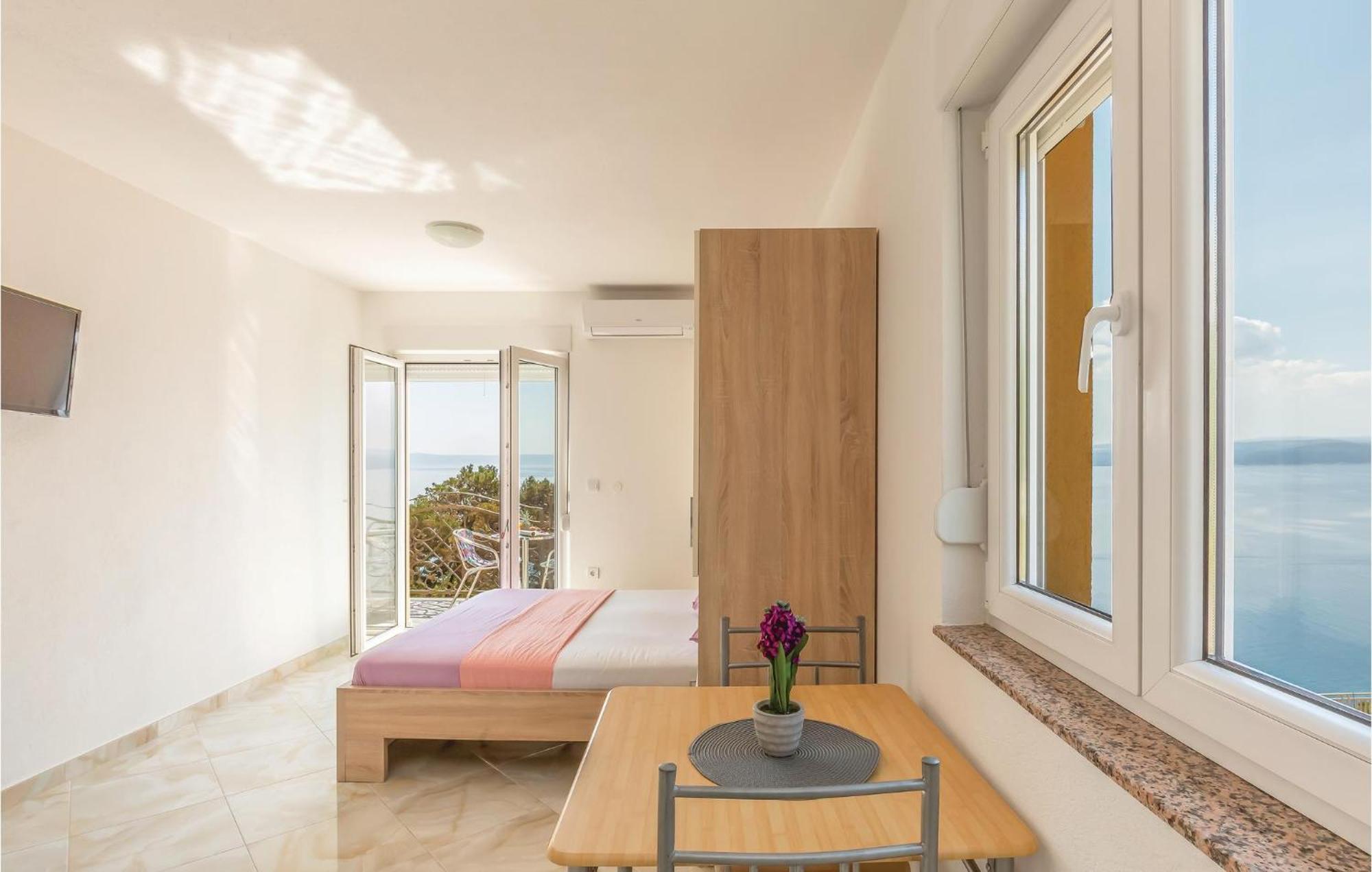 Gorgeous Apartment In Krvavica With Kitchen Ngoại thất bức ảnh