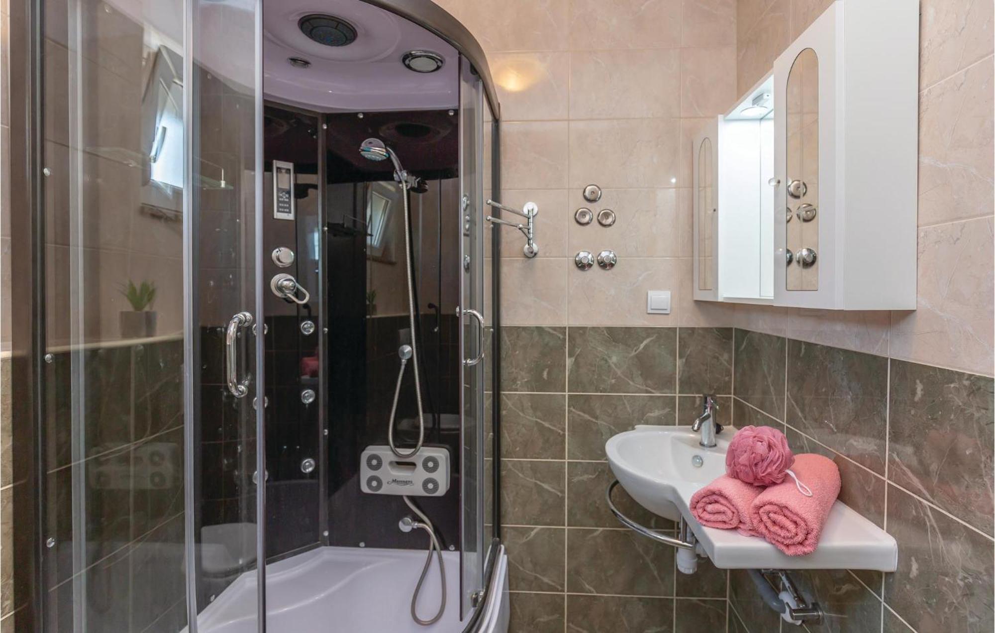 Gorgeous Apartment In Krvavica With Kitchen Ngoại thất bức ảnh