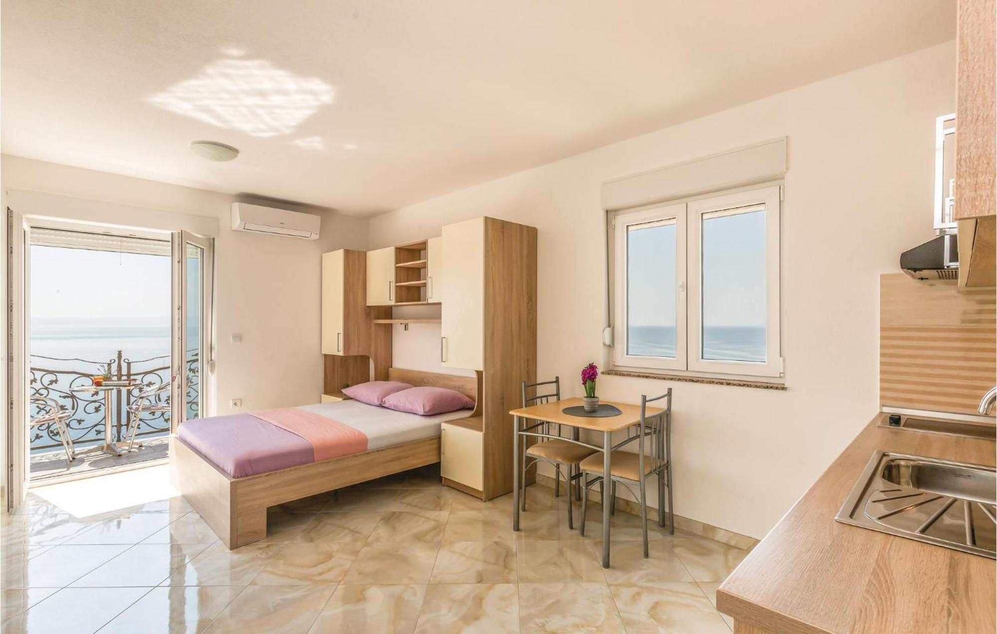 Gorgeous Apartment In Krvavica With Kitchen Ngoại thất bức ảnh