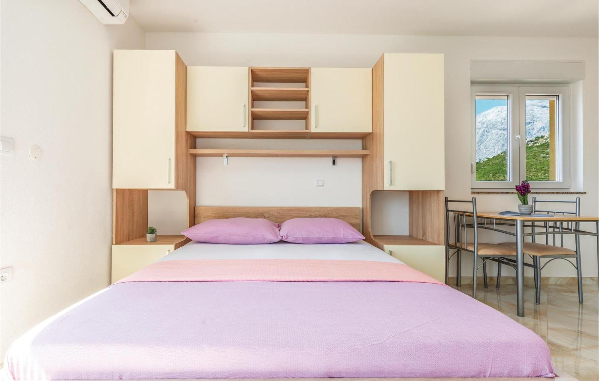 Gorgeous Apartment In Krvavica With Kitchen Ngoại thất bức ảnh