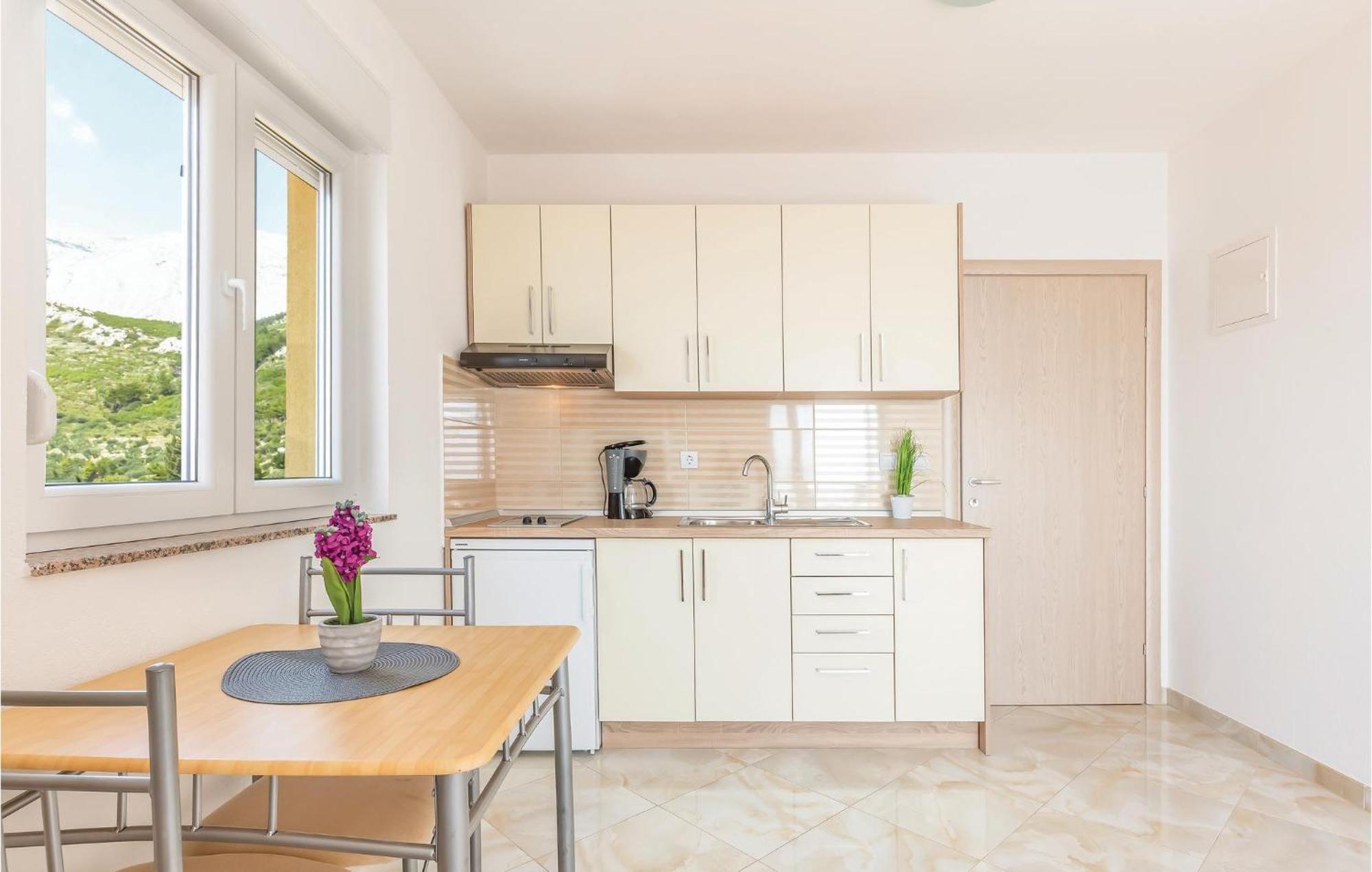 Gorgeous Apartment In Krvavica With Kitchen Ngoại thất bức ảnh